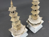 Paar bronzen pagodes op stenen basement - afbeelding 4 van  5