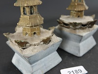 Paar bronzen pagodes op stenen basement - afbeelding 5 van  5