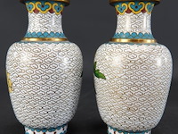 Paar chinese cloisonné vazen - afbeelding 4 van  5