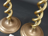 Paar gedraaid koper/messing kandelaren - afbeelding 4 van  5