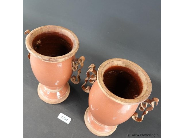 Paar geglazuurd terracotta urnvormige vazen met metalen handvatten - afbeelding 3 van  5