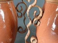 Paar geglazuurd terracotta urnvormige vazen met metalen handvatten - afbeelding 4 van  5