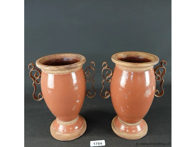 Paar geglazuurd terracotta urnvormige vazen met metalen handvatten - afbeelding 1 van  5