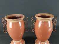 Paar geglazuurd terracotta urnvormige vazen met metalen handvatten