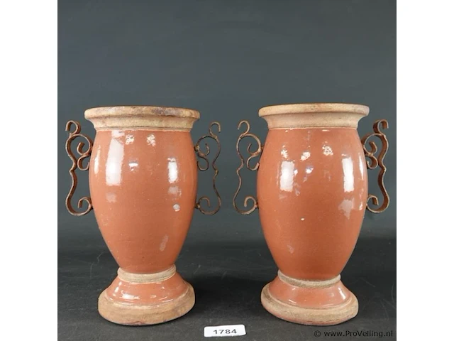Paar geglazuurd terracotta urnvormige vazen met metalen handvatten - afbeelding 2 van  5