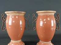 Paar geglazuurd terracotta urnvormige vazen met metalen handvatten - afbeelding 2 van  5