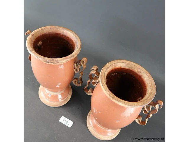 Paar geglazuurd terracotta urnvormige vazen met metalen handvatten - afbeelding 3 van  5
