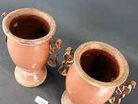 Paar geglazuurd terracotta urnvormige vazen met metalen handvatten - afbeelding 3 van  5