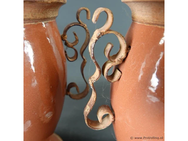 Paar geglazuurd terracotta urnvormige vazen met metalen handvatten - afbeelding 4 van  5