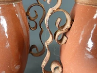 Paar geglazuurd terracotta urnvormige vazen met metalen handvatten - afbeelding 4 van  5