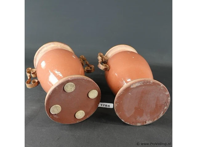 Paar geglazuurd terracotta urnvormige vazen met metalen handvatten - afbeelding 5 van  5