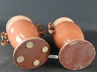 Paar geglazuurd terracotta urnvormige vazen met metalen handvatten - afbeelding 5 van  5