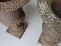 Paar grote ijzeren franse campana vazen - afbeelding 5 van  5