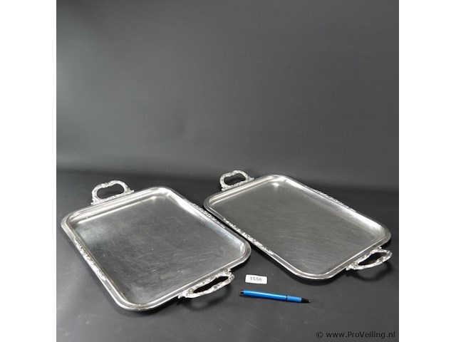 Paar grote verzilverde dienbladen - afbeelding 1 van  5