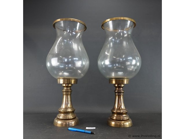 Paar grote windlichten op messing voet - afbeelding 2 van  5
