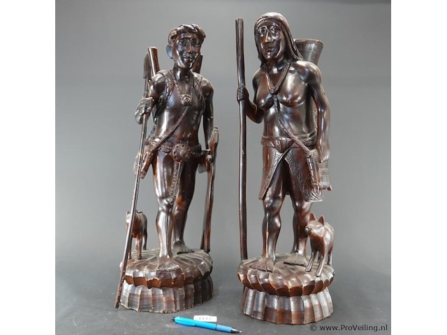 Paar handgesneden houten beelden (onderdeel van een paar igorot-jagersbeelden) - afbeelding 1 van  5