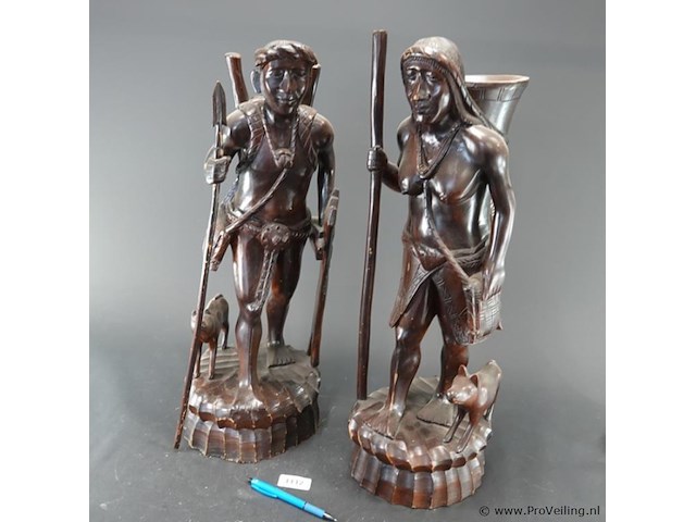 Paar handgesneden houten beelden (onderdeel van een paar igorot-jagersbeelden) - afbeelding 2 van  5