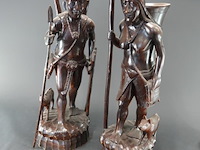 Paar handgesneden houten beelden (onderdeel van een paar igorot-jagersbeelden) - afbeelding 2 van  5