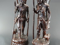 Paar handgesneden houten beelden (onderdeel van een paar igorot-jagersbeelden) - afbeelding 3 van  5