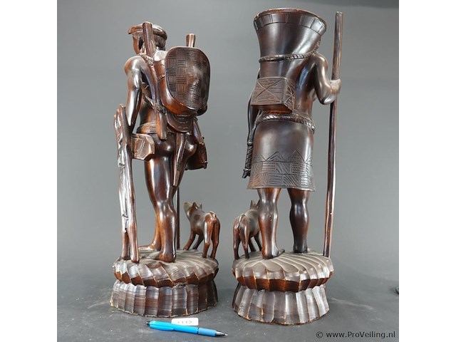 Paar handgesneden houten beelden (onderdeel van een paar igorot-jagersbeelden) - afbeelding 4 van  5