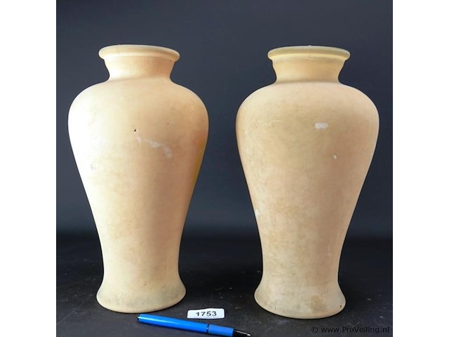 Paar hoge gezande glazen vazen - afbeelding 2 van  5