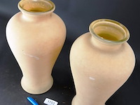 Paar hoge gezande glazen vazen - afbeelding 3 van  5