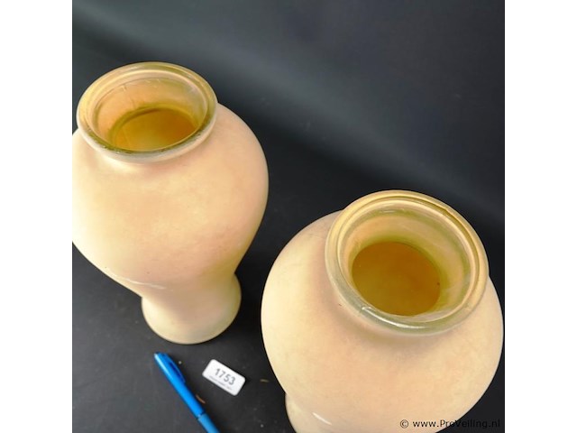 Paar hoge gezande glazen vazen - afbeelding 4 van  5