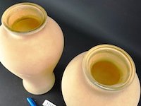 Paar hoge gezande glazen vazen - afbeelding 4 van  5