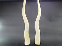 Paar hoge houten hoorns op basement - afbeelding 1 van  5