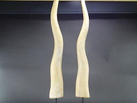 Paar hoge houten hoorns op basement - afbeelding 2 van  5