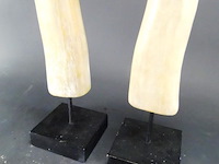 Paar hoge houten hoorns op basement - afbeelding 4 van  5