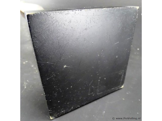 Paar hoge houten hoorns op basement - afbeelding 5 van  5