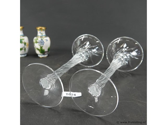 Paar hoge kristallen kandelaren - afbeelding 5 van  5