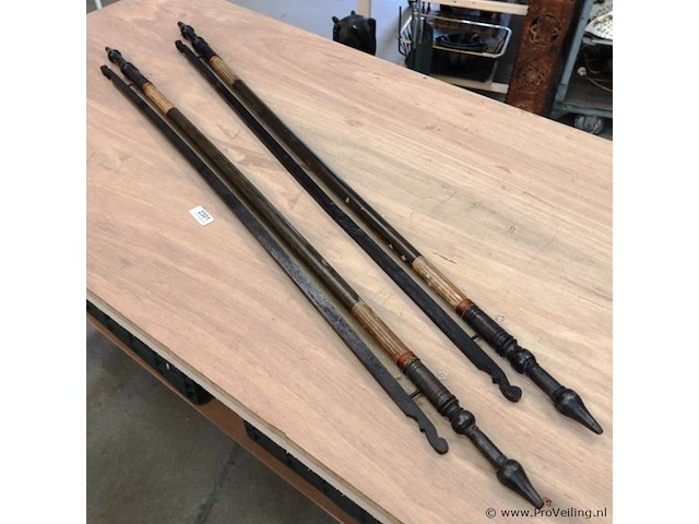 Paar houten batik doek hangers - afbeelding 1 van  5