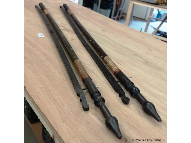 Paar houten batik doek hangers - afbeelding 2 van  5