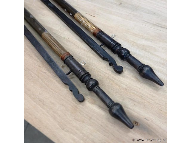 Paar houten batik doek hangers - afbeelding 3 van  5