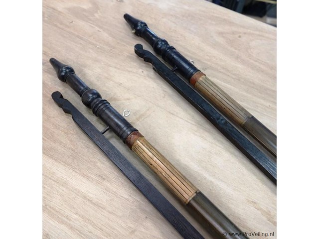 Paar houten batik doek hangers - afbeelding 4 van  5