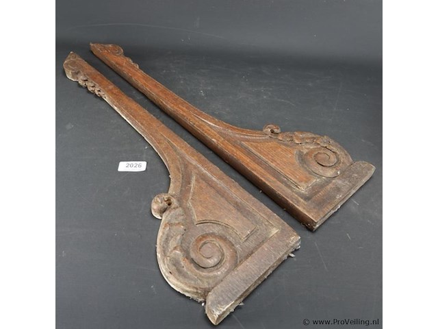 Paar houten consoles met snijwerk - afbeelding 1 van  5