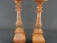 Paar houten kandelaren