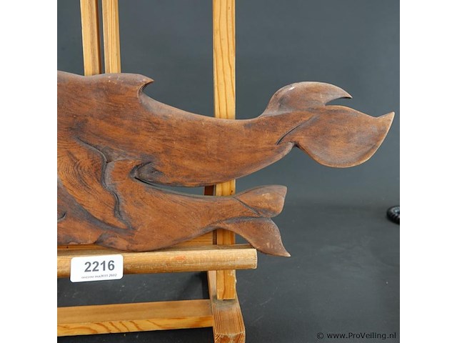 Paar in hout gesneden dolfijnen - afbeelding 3 van  5