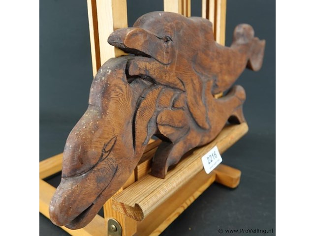 Paar in hout gesneden dolfijnen - afbeelding 4 van  5