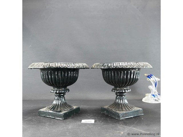 Paar klassieke gietijzeren tuinvazen - afbeelding 1 van  5