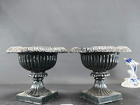 Paar klassieke gietijzeren tuinvazen