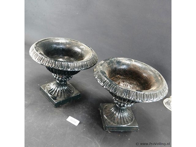 Paar klassieke gietijzeren tuinvazen - afbeelding 2 van  5