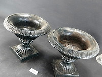 Paar klassieke gietijzeren tuinvazen - afbeelding 2 van  5