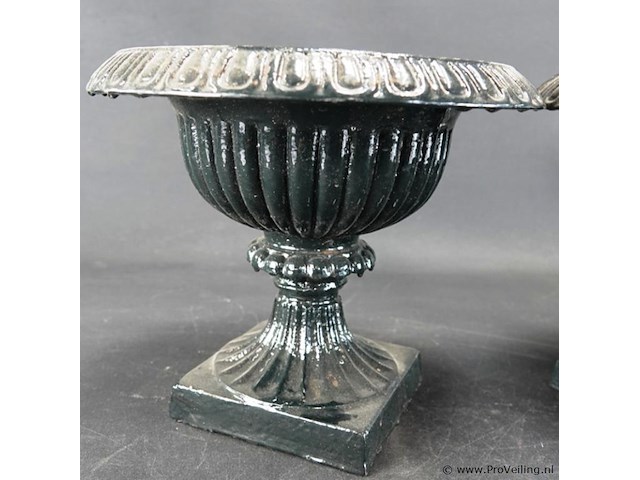 Paar klassieke gietijzeren tuinvazen - afbeelding 3 van  5