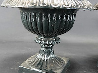 Paar klassieke gietijzeren tuinvazen - afbeelding 3 van  5