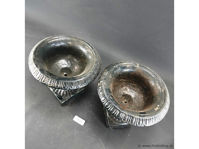 Paar klassieke gietijzeren tuinvazen - afbeelding 4 van  5