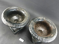 Paar klassieke gietijzeren tuinvazen - afbeelding 4 van  5