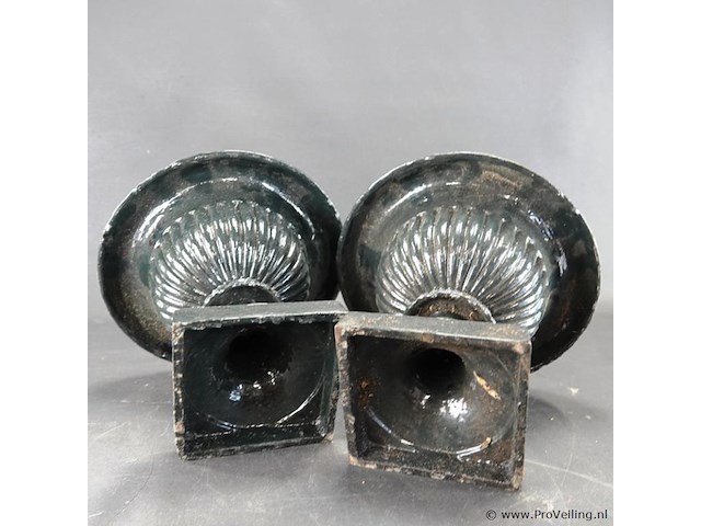 Paar klassieke gietijzeren tuinvazen - afbeelding 5 van  5